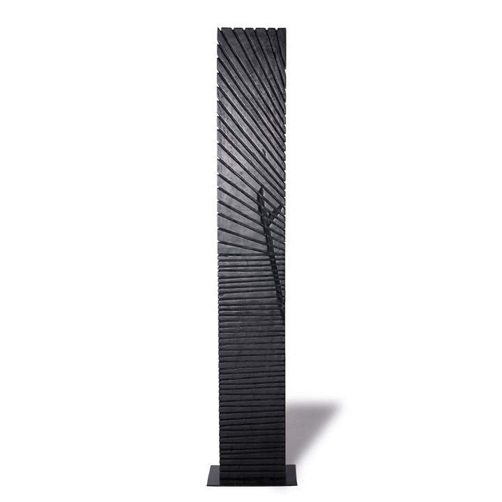 Décoration sculpture en forme de monolithe noir sculpté