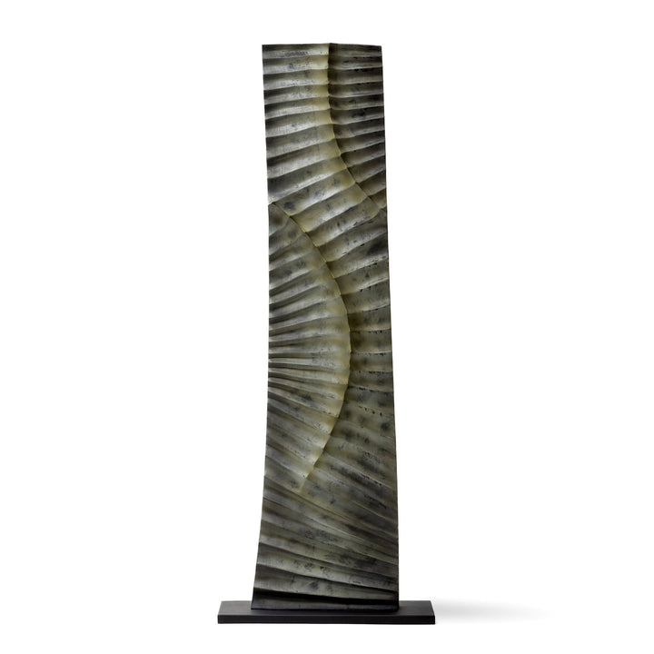 Sculpture vertical organique en bois de suar 