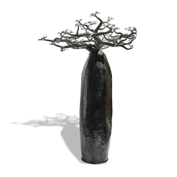 Décoration ou meuble de type grande sculpture en forme de baobab en metal recyclé noir