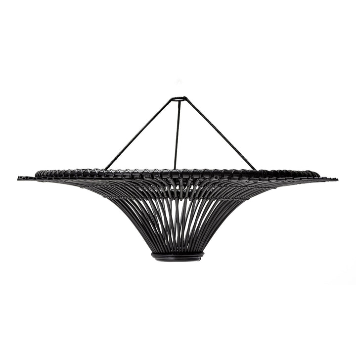 Luminaire suspension noir en rotin de forme conique vu de face